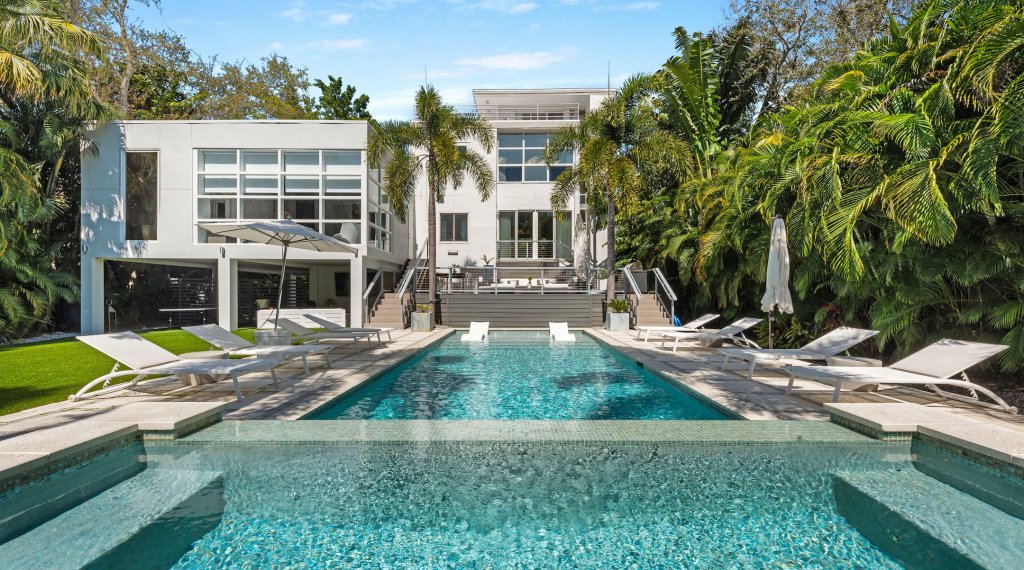 Vrbo Poolside Paradise Sweepstakes - Win A $3,000 Poolside Paradise Getaway