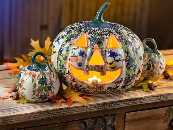 Win a Halloween Pottery Set from Uno Alla Volta!